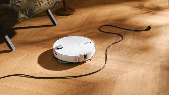 Roborock Qrevo Edge 2 Pro manøvrerer rundt om en ledning på gulvet ved hjælp af sikker forhindringsundgåelse