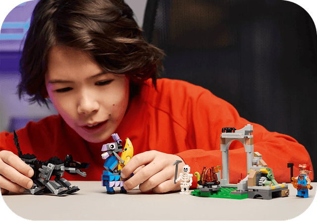 Poika leikkii Fortnite-legohahmoilla