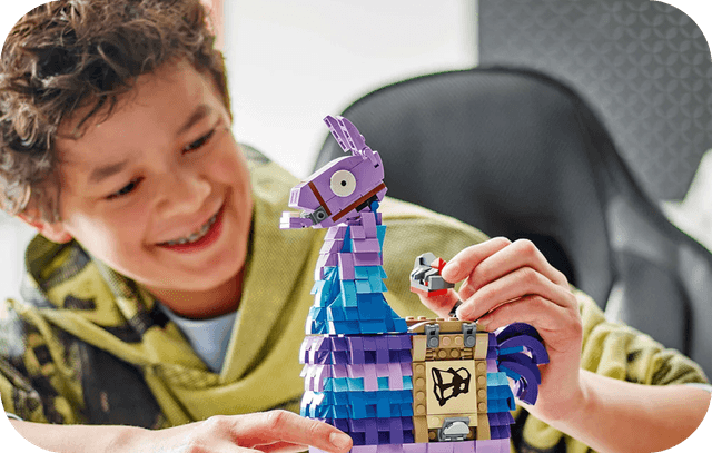 Poika leikkii legoista rakennetulla Fortnite-pelin laamalla