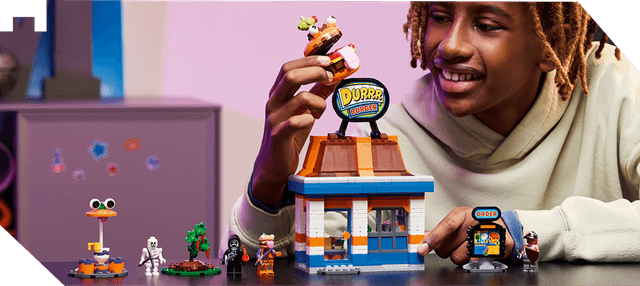 Nuori poika kokoaa Lego Fortnite-sarjaa