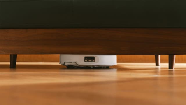 Roborock Qrevo Edge 2 Pro puhdistaa lattiaa matalan huonekalun alta