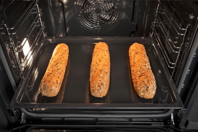 Tre baguetter i ugnen