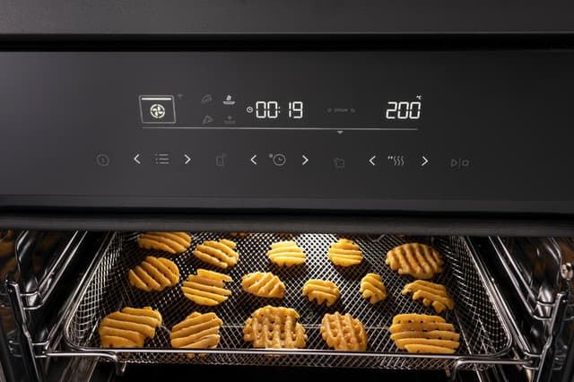 Hemlagade potatischips i ugn med air-fry läge för ett hälsosammare men ändå gott alternativ