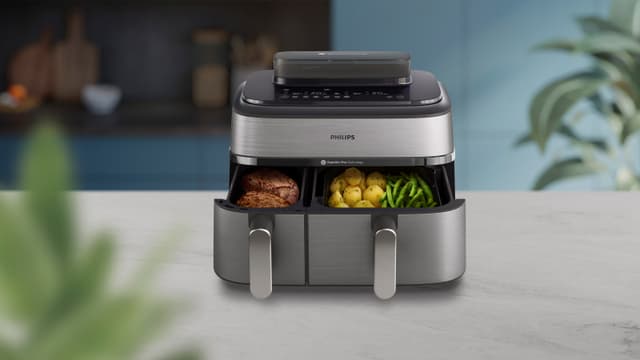 Åpen Philips Airfryer 5000 på kjøkkenbenk med kjøtt og grønnsaker