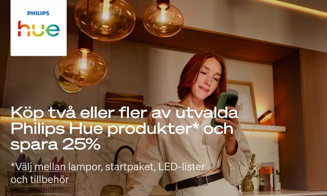 Kvinna tittar på telefon och texten; Köp två eller fler av utvalda Philips Hue produkter* och spara 25%
