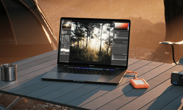 LaCie Rugged Mini SSD tilkoblet laptop på hagebord