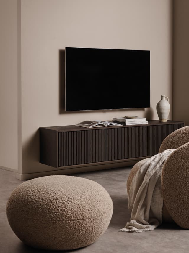 Seinälle asennettu Epoq-kaappi toimii tv-tasona