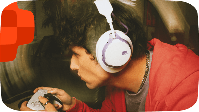 Dreng der gamer med et JBL Quantum gamingheadset