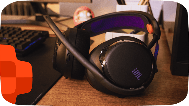 Sort JBL Quantum gamingheadset på et skrivebord ved et keyboard