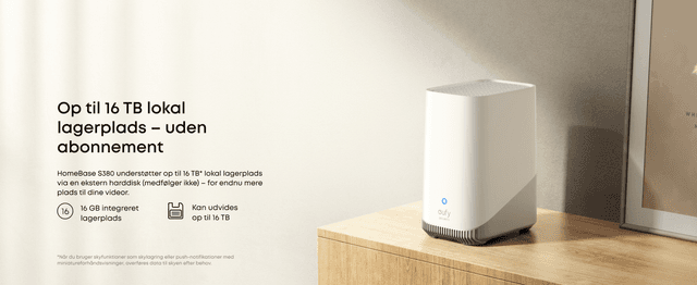 En hvid HomeBase på et træmøbel med tekst der viser op til 16 TB lagerplads