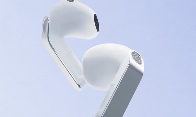 Hvite Samsung Galaxy Buds4 foran en lyselilla bakgrunn.