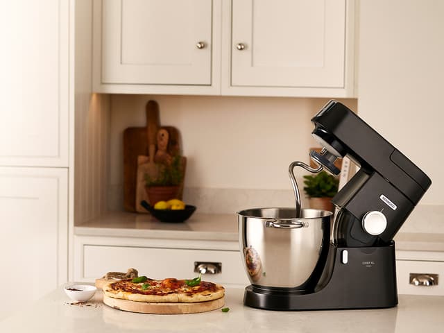 Kenwood Chef XL Pro keittiötasolla vastavalmistetun pizzan vieressä