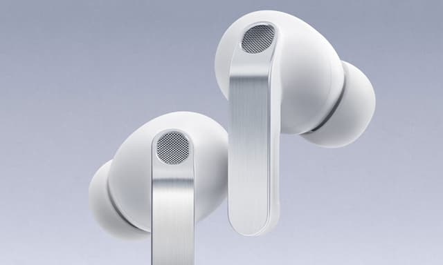 Hvite Samsung Galaxy Buds4 Pro foran en lysegrå bakgrunn.
