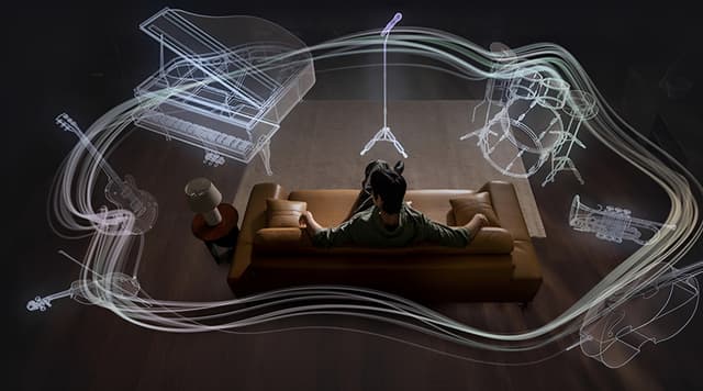 En mann som sitter på en sofa, omgitt av visualiserte instrumenter og lydbølger.