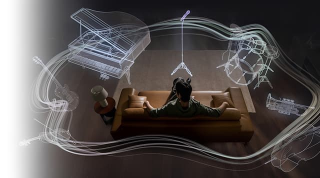 Man sitter på en soffa omringad av visualiserade instrument och ljudvågor.