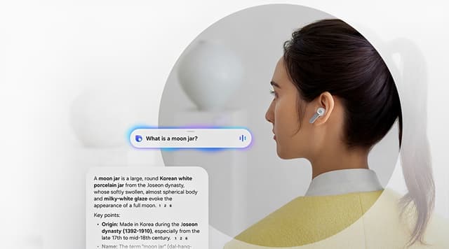En kvinna använder röstkommandon för att få tillgång till AI-agenten via sina Samsung Galaxy Buds4 Pro-hörlurar.