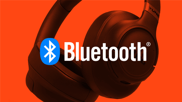 JBL Tune 785-hodetelefoner på en rød bakgrunn med Bluetooth-logo