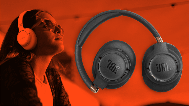 Sammenfoldede JBL Tune 785-hodetelefoner og en kvinne som har dem på