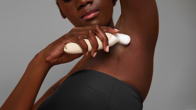 Kvinna använder Braun Silk·épil 9 Flex epilator under armen