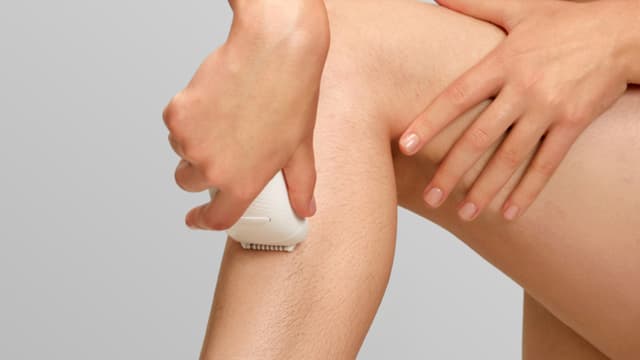 Nainen käyttää Braun Silk·épil 5 -epilaattoria jalkojensa ajeluun