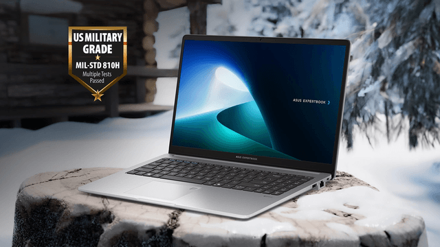 ASUS ExpertBook P1 bärbar dator placerad på en trädstubbe i en snöig utomhusmiljö, vilket betonar hållbarheten.