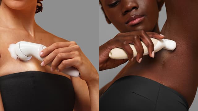 Kvinde bruger Braun Silk·épil 9 Flex SkinSpa epilator til at eksfoliere og epilere