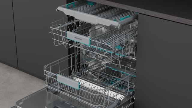 Illustrasjon av innsiden av en Hisense-oppvaskmaskin med uttrekte skuffer.