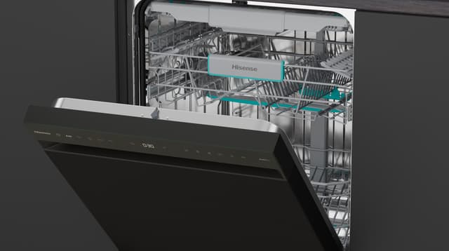 Illustrasjon av en svart Hisense-oppvaskmaskin med døren halvveis åpen.