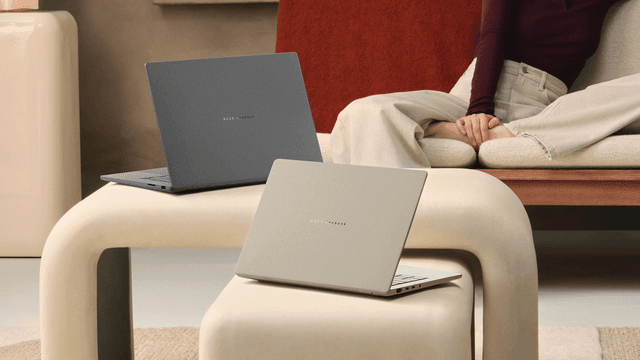 To Zenbook A14‑laptops vist på et moderne møbel i en minimalistisk stue
