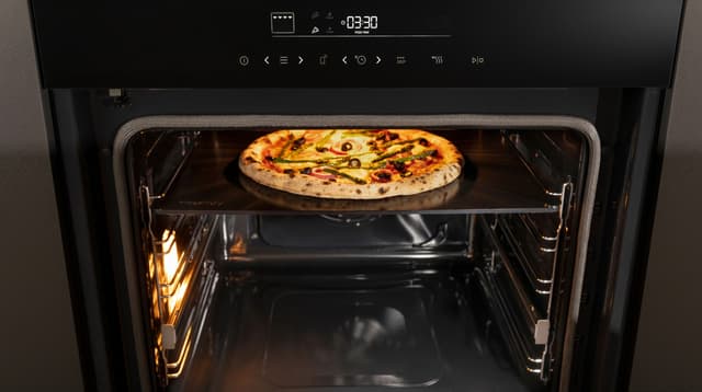 En nystekt pizza i en Hisense-pizzaovn.