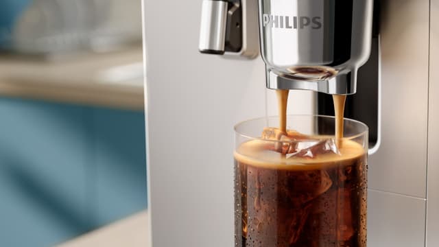 Närbild av Philips 8000 cafe aromis kaffemaskin, som förberedere en cold brew.