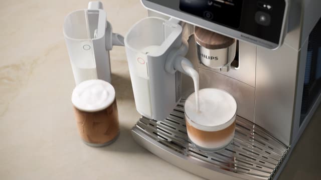 Philips 8000 cafe aromis -kahvikone valmistamassa cappuccinoa