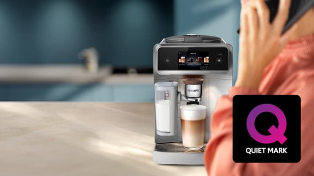 Philips 8000 Cafe Aromis -kahvikone keittiön pöydällä ja Quiet Mark -sertifikaatti
