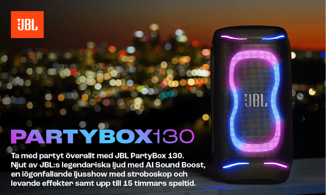 En JBL PartyBox 130 högtalare i mörkret, med färgstarka ljuseffekter framför en panoramavy över staden.