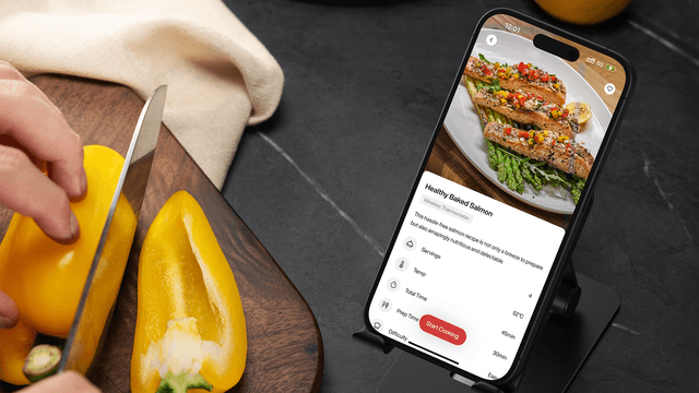 Person som skjærer gul paprika mens de følger en oppskrift i Typhur-appen.