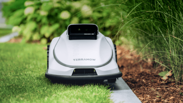 En Terramow V1000-robotgressklipper kjører langs kanten av en plen.
