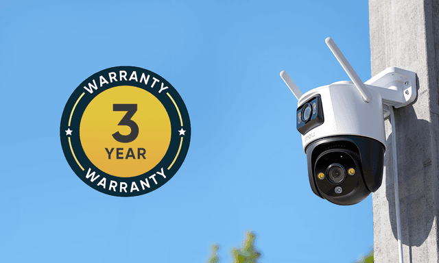 Et IMOU Cruiser Dual-sikkerhetskamera mot en klar blå himmel, ved siden av et ikon med teksten "Three year warranty".