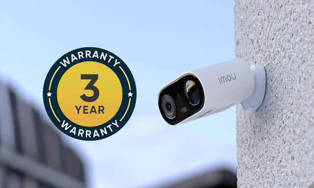 Et IMOU Cell Go Full Color-sikkerhetskamera på et hushjørne ved siden av et ikon med teksten "Three year warranty".