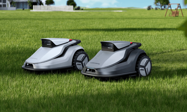 Terramow V1000 og V600 robotplæneklippere ved siden af hinanden