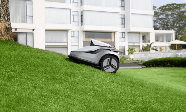 Terramow robotplæneklipper kører op ad en bakke