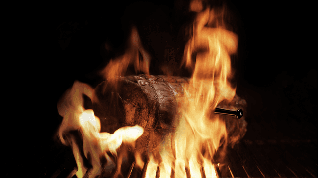 Lihanpala Typhur Sync Gold Dual -lämpömittarilla grillautumassa avotulessa