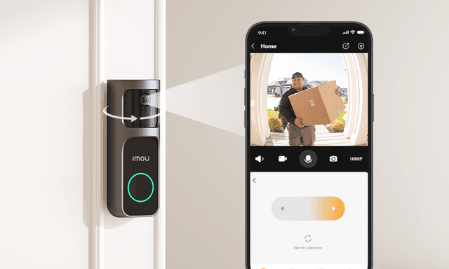 Imou Doorbell 2S, placerad bredvid en ytterdörr och en mobil visar att den ser ett bud som kommer med paket.