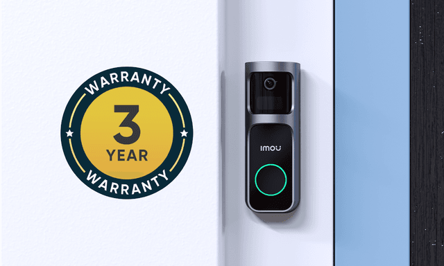Imou Doorbell 2S placerad utomhus bredvid en dörr och en symbol för tre års garanti.