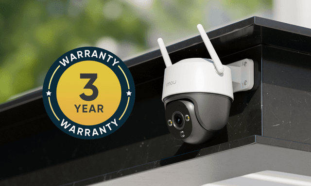 IMOU Cruiser 2N placerad i hörnet av ett hus och en symbol med texten ”Tre års garanti”