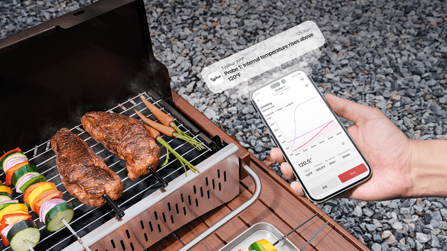 En person grillar kött och grönsaker utomhus och håller koll på köttets innertemperatur via Typhur appen.