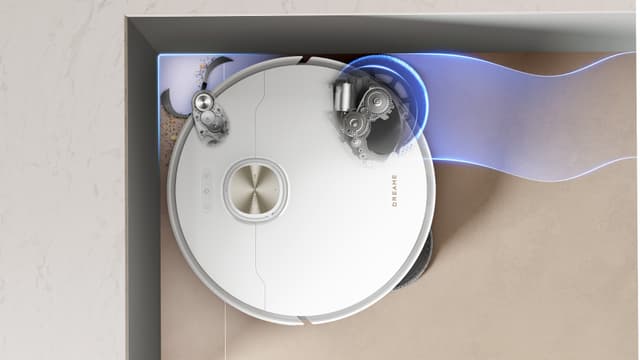 En Dreame L50s Pro Ultra-rengjøringsrobot vasker gulvet helt inntil veggene i et hjørne.