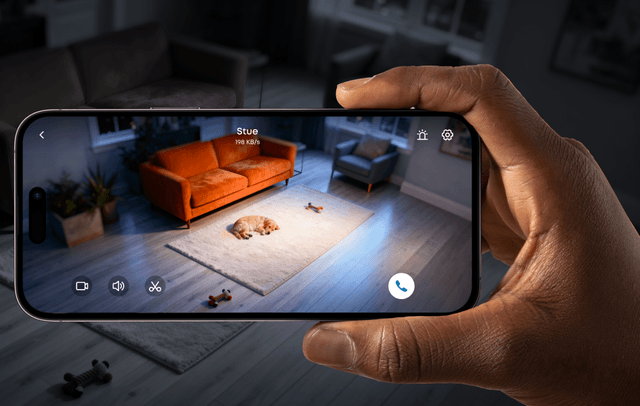 En hånd som holder en smarttelefon med et sikkerhetsvideoopptak tatt av EufyCam C35.