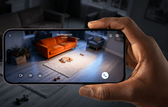 Hand håller en mobil som spelar upp videoinspelning från säkerhetskameran EufyCam C35 och visar dess färg- och videokvalitet.