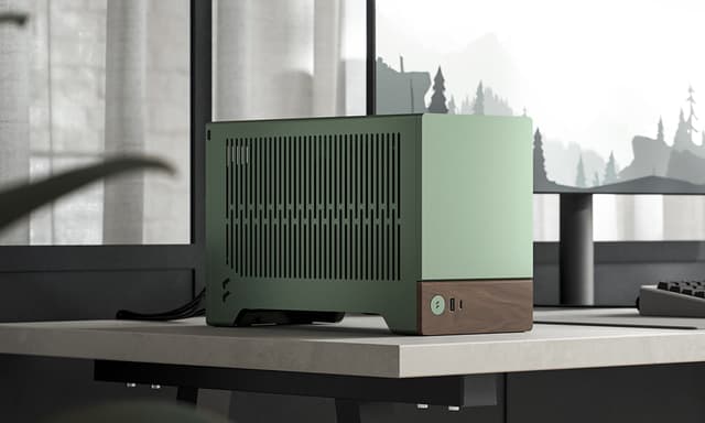 Fractal Design Terra -tietokoneen kotelo työpöydällä tietokoneruudun vieressä