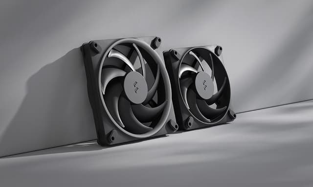 Kaksi Fractal Design -kotelotuuletinta harmaata seinää vasten